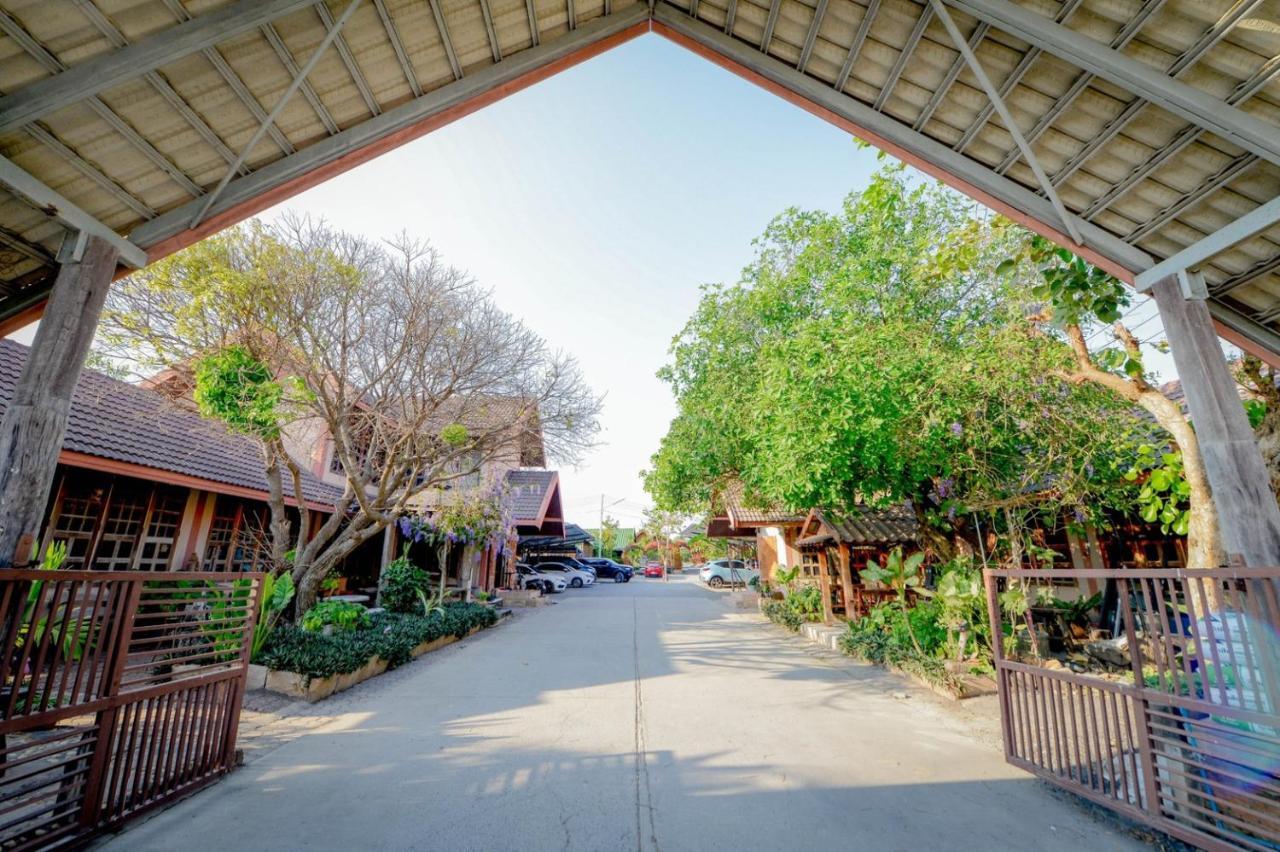 MRK Resort&Massage Lop Buri Exterior foto